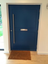 niebieskie drzwi zewnętrzne - nowoczesne